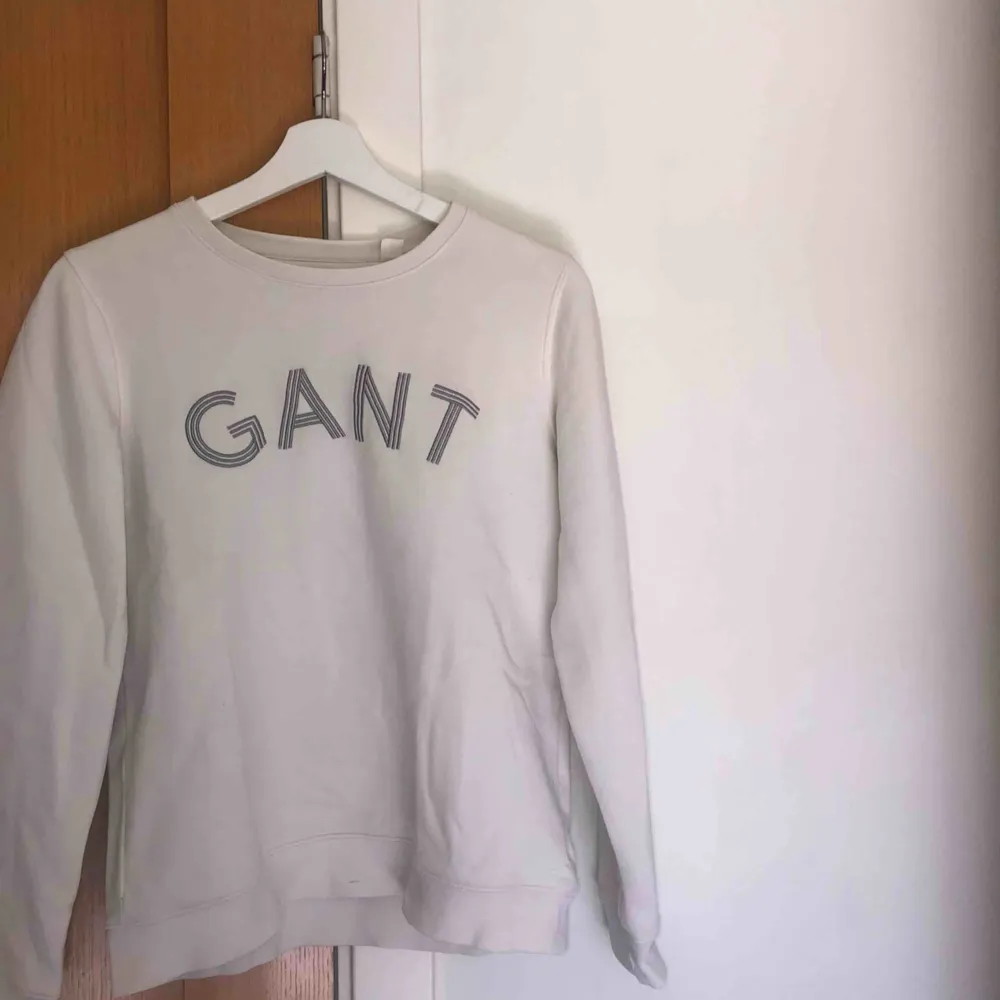 Vit långärmad tröja från Gant, storlek S.. Tröjor & Koftor.