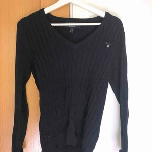  - Nästan helt oanvänd kabelstickad tröja från Gant i storlek S. Köparen står för frakt. 