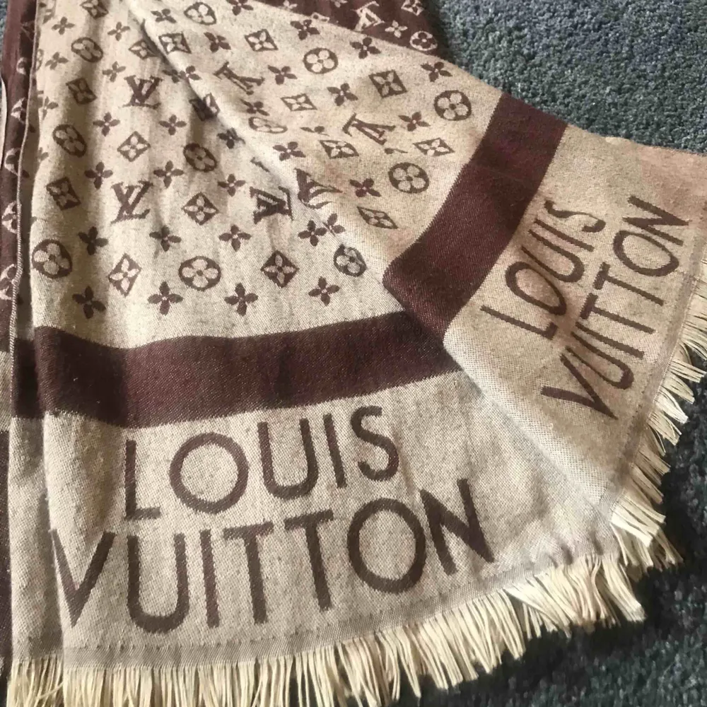 Louis Vuitton halsduk i fint skick. Accessoarer.