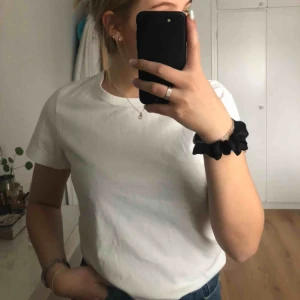  - Vit t-shirt från Weekday! Sitter mer som en S än en M.. 