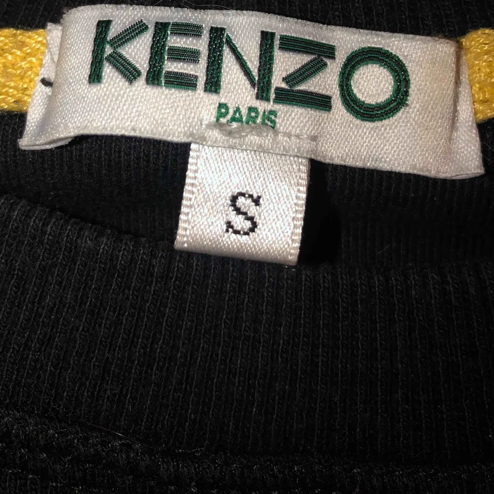 Säljer min kenzo tröja som är använd ett fåtal ggr, köpte den på NK i Göteborg för 2300, nu säljer jag den för 750. Skriv om ni är intresserade🥰. Tröjor & Koftor.