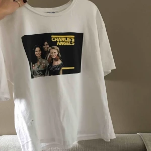  - Ball tröja från Zara med tryck av Charlie’s Angels! Som du ser har den tre fläckar på höger sida, kan vara att det går att ta bort dom men vet inte💕