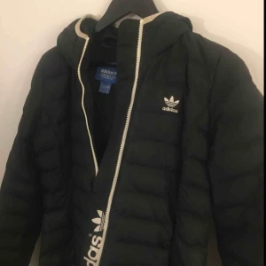  - Snygg & klassisk dunjacka från Adidas Originals, använd men i bra skick. Originalpris 1000 kr.