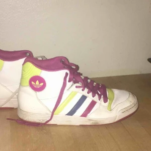  - ☘️Adidas skor☘️passar perfekt till jeans☘️ storlek 41,5, rätt små i storleken så passar lätt storlek 39 också☘️