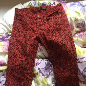 Röda leopard jeans från zara, storlek 36💕