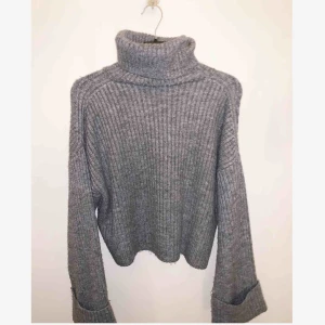  - Stickad grå polotröja med vida ärmar. Köpt från Gina Tricot för 299kr! Enbart testat 1 gång! Säljs pågrund av att det inte är min stil! 