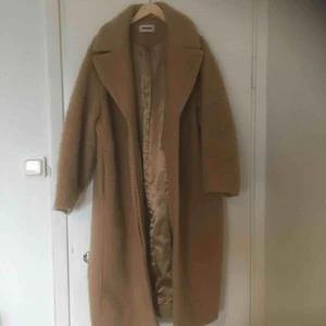  - Rock från weekday. 49 % ull. Använt skick, nopprig (bild 3).  Står ingen lapp om storlek men är en stor modell. Jag har S, på mig är den oversize men inte för stor.