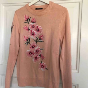  - Blommig stickad tröja från Gina. Använd en gång