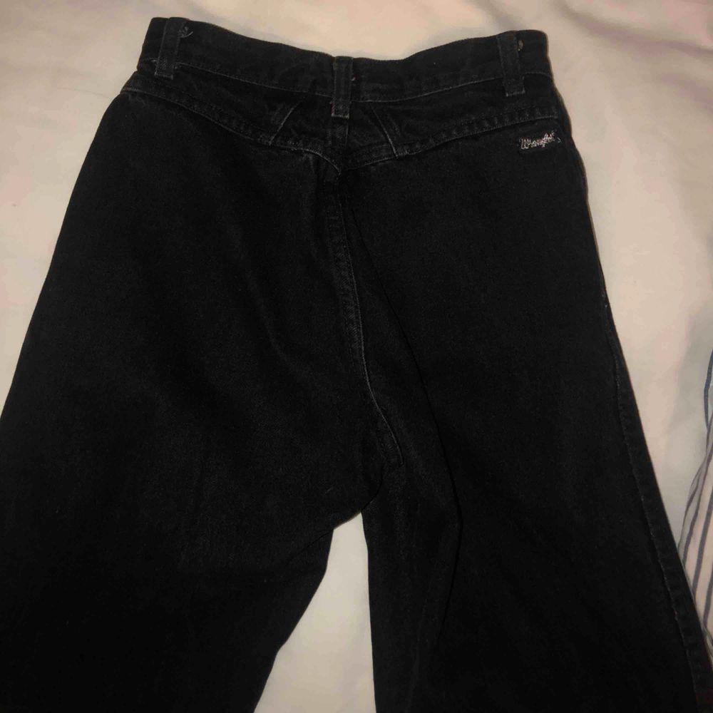 Svarta baggy byxor köpa på beyond retro förra året, vet inte storlek men jag är 160 och har höftmått på 80 cm och på mig sitter de väldigt tajt! I bra skick, frakt tillkommer. Jeans & Byxor.