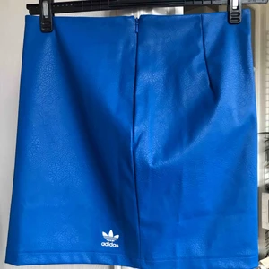  - Blå kjol från Adidas i läderimitation. 