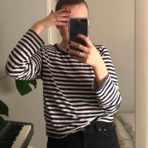  - Jättemjuk och trevlig tröja! Ränderna är marinblå typ men ser svarta ut i vissa ljus :)) 