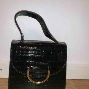  - Liten svart Väska som ej kommit till användning, säljer billigt för vill bli av med den fort😃  