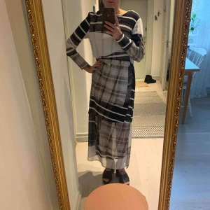  - Långklänning i gott skick! Använd 1 gång. Nederdelen av klänningen är tunn och genomskinlig (bild 2) Kan mötas upp i Sthlm eller skicka, köparen står för fraktkostnad.