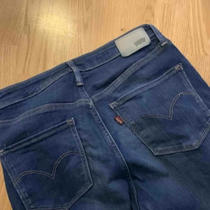  - Snygga Levis jeans, mörka i färgen. Stretch i kvaliten. I mkt bra skick!