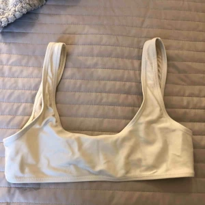 - Helt ny bikini topp från NAKD. Toppen är i storlek s men skulle mer säga att den är som en XS