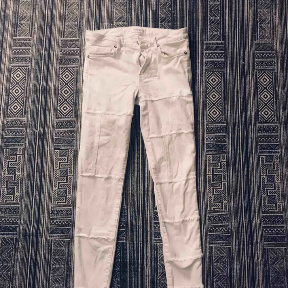 Vita jeans med söm-detaljer.. Jeans & Byxor.