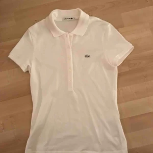  - Vit piké ifrån Lacoste 