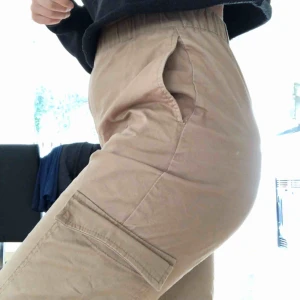  - Beiga cargo byxor i storlek 34 använda ett fåtal gånger och i bra skick! Köparen står för frakten 🥰