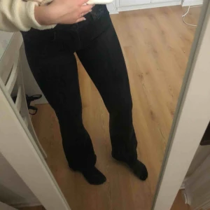  - Svarta bootcutjeans från zara inte använda mer än 5 gånger! Bra kvalité och vid bootcut! 