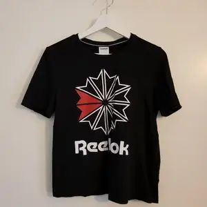 En Reebok T-shirt i väldigt fint skick i storlek M. Köptes men har inte använts därav säljer jag vidare. Köparen står för frakt 50 kr. 