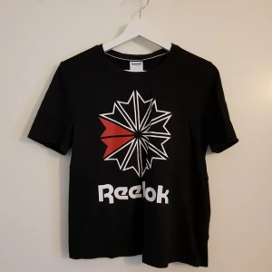  - En Reebok T-shirt i väldigt fint skick i storlek M. Köptes men har inte använts därav säljer jag vidare. Köparen står för frakt 50 kr. 