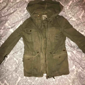  - Superfin militärgrön jacka som har en otroligt fin passform. Kommer från zara och är i storlek XS. Fräsch och ser ut som när jag köpte den. Möts upp inom Stockholm vid eventuell snabb affär så kan priset diskuteras. ( skriv för mer bilder eller frågor)