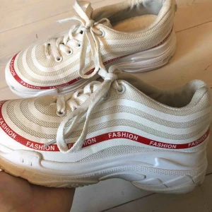  - Små i storleken, sitter som 37/38. Köpta för 659kr använda cirka 2 gånger. Jätte bra skick.  Super coola skor med rött sträck som det står fashion på hela vägen runt.  Köpare står för frakt