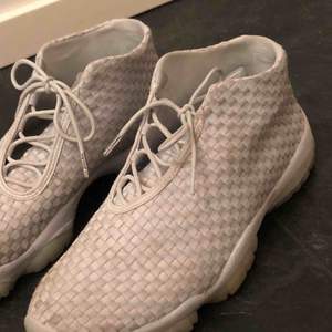 Sparsamt använda vita Jordan future skor! 🥰 köpare står för frakt.