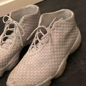  - Sparsamt använda vita Jordan future skor! 🥰 köpare står för frakt.