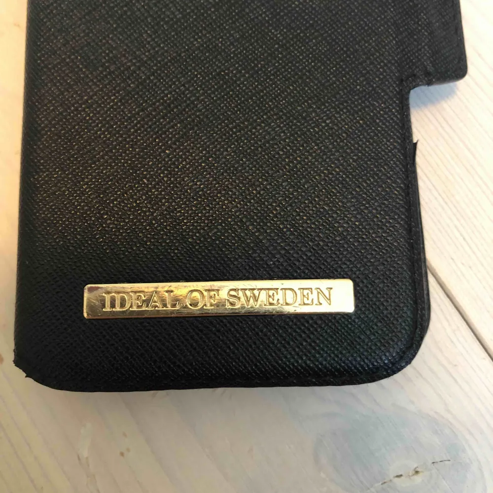Nypris: 399kr, bra skick. Passar iPhone 6, 6s, 7 & 8. Ideal of sweden skal, allt på bilden medföljer, svart magnetiskt skal, plånbokafodral, box.  Magnet plånboks fodral, fästs med magnetism. Alla ideal off swedens skal går att använda till skalet. Accessoarer.