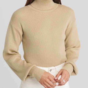  - NY Drop Shoulder Sweater i färgen beige. Kommer aldrig till användning.  