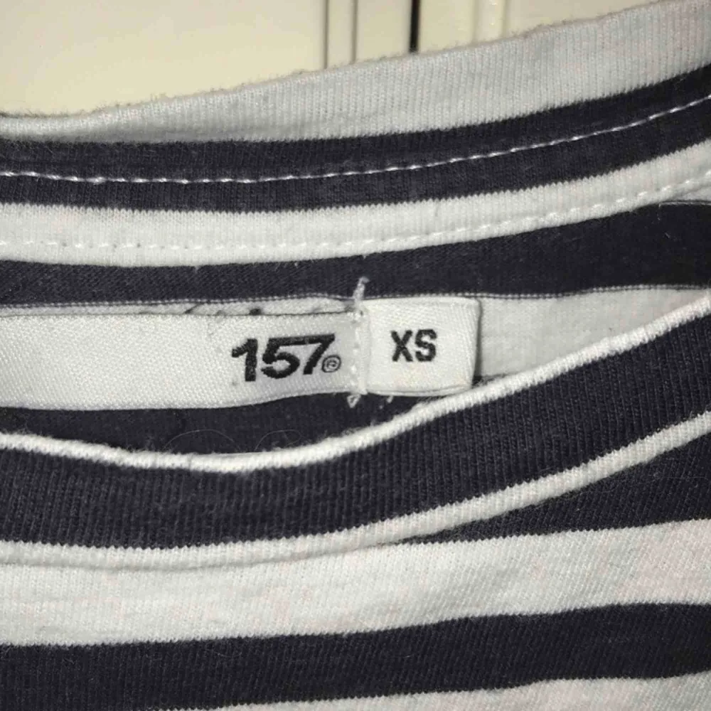 En svart-vit-randig T-shirt från Lager 157. Den har lite större ärmar så den blir lite charmig i formen om man stoppar in dem i byxorna!🤗 sparsamt använd👍🏼. T-shirts.