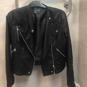  - Säljer min skinnjacka eftersom jag har flera. Hur fin som helst, inga hål eller liknande. Storlek M men funkar lika bra som S Kan skicka fler bilder vid behov!