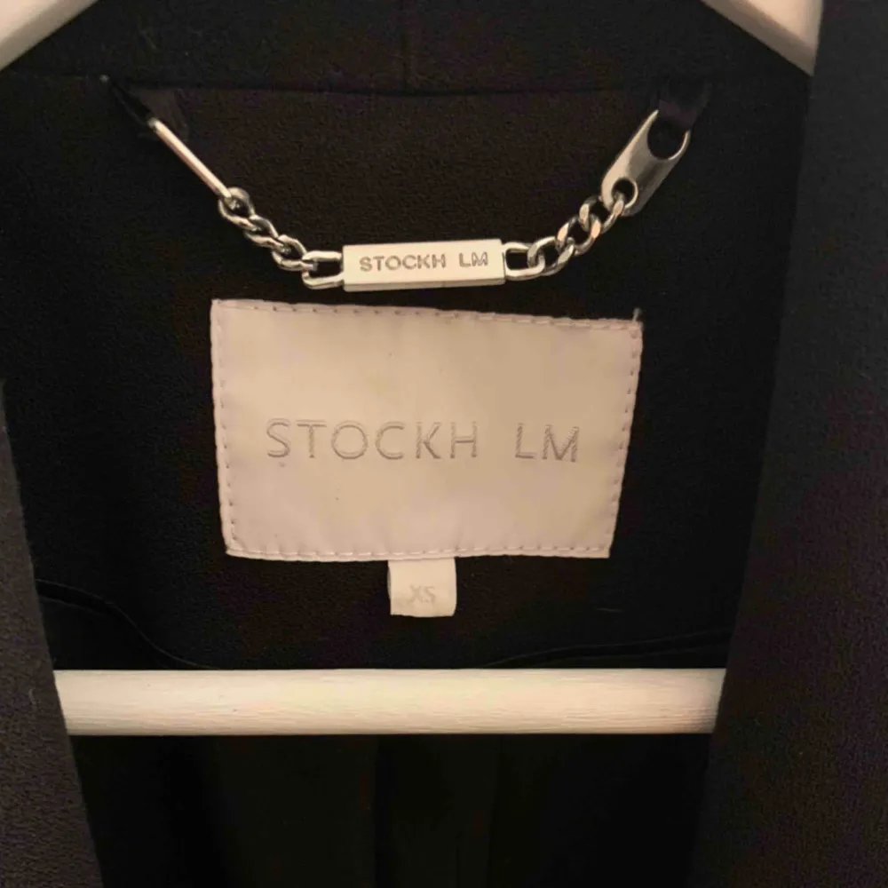 Supersnygg svart kappa i rak modell från märket Stockh LM, har knyte i midjan som går att ta av. Endast använd ett fåtal gånger. Köparen står för frakten🥰. Jackor.