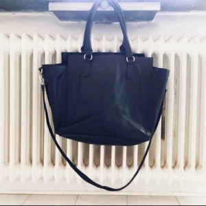  - Felfri väska från HM, sparsamt använd. 