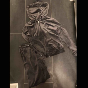  - FRAKT INRÄKNAT! XXS byxor (dom är som XS) Koftan XS  ALLT ÄR NYSKICK! Byxorna va för långa  för mig, kan ej Reuterna då jag slängde retur grejs och allt. Säljer vidare 