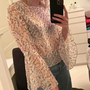 Blommig blus - En söt blommig blus med vida armar och knytning, som är köpt på bikbok. Använd ett fåtal gånger, men säljer nu pga att den inte kommer till användning. Köpt för 299kr, men säljer nu för 50kr+frakt! (Swish)