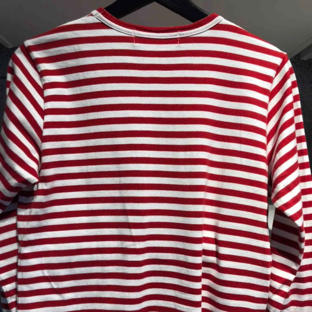 Commes does Garcons Play klassiska röd vita tröja i storlek L, men passar en M eller stor S. Använd några få gånger. . Skjortor.
