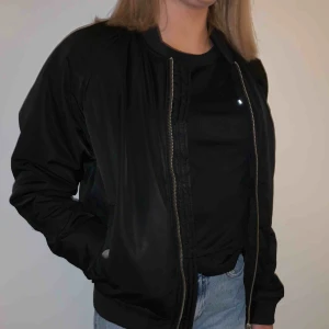  - Svart ganska varm bomberjacka. Sällan använda.