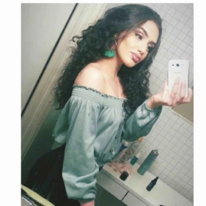  - en jätte fin off shoulder topp i dimgrön färg, använd ett antal gånger men i fint skick!