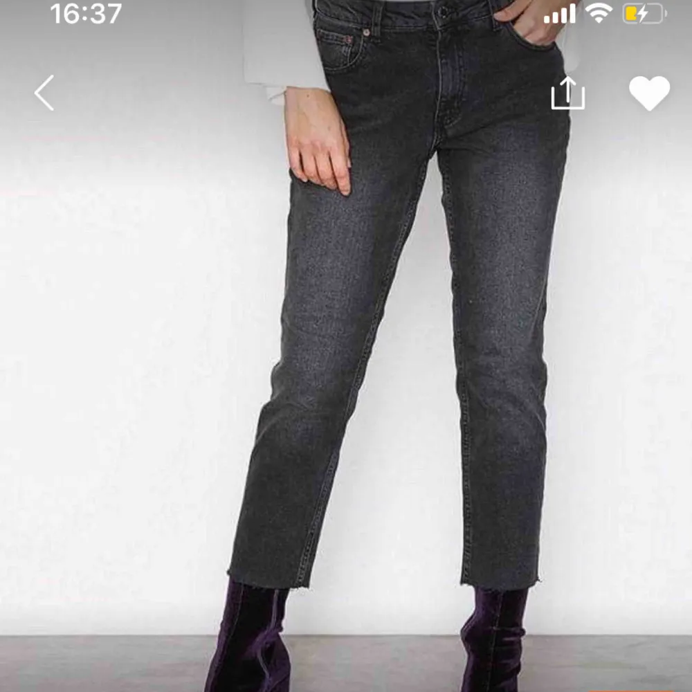 Grå jeans med slitning vid fot från nakd . Jeans & Byxor.
