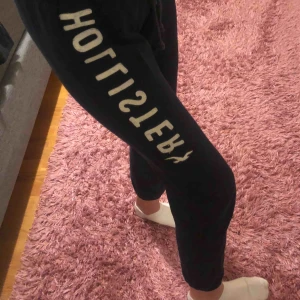  - Säljer mina marinblåa mjukisbyxor från hollister då de är för korta för mig. Jag har använt dem en del men är ändå i bra skick!! Priset kan diskuteras :) frakten är inkluderat i priset