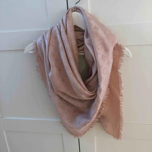  - Puderrosa monogram scal ifrån Louis Vuitton. Använd väldigt sparsamt, super fint skick. Finns med låda och kvitto! 