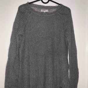  - Grå stickig tröja, använd 2 gånger Stl XS 