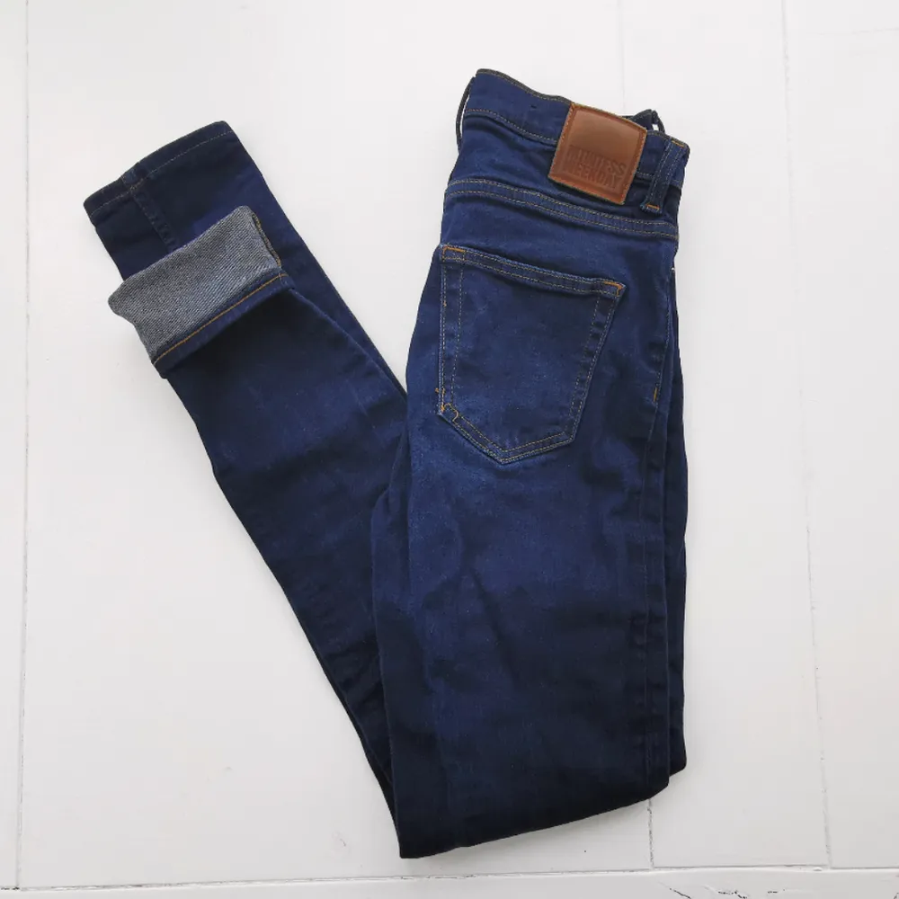 Oanvända jeans från weekday, endast provade! En snygg,  väldigt blå färg, lätt stretching modell med smala ben. Sitter snyggt. Köparen står för frakten 🌠. Jeans & Byxor.