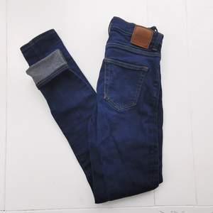 Oanvända jeans från weekday, endast provade! En snygg,  väldigt blå färg, lätt stretching modell med smala ben. Sitter snyggt. Köparen står för frakten 🌠