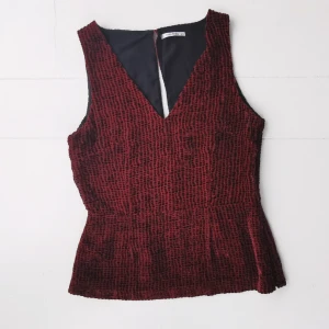  - Superfin peplum topp från Bimba & Lola I velour och mesh. Aldrig använd av mig. Perfekt skick. Dragkedja i sidan och knapp med öppning i ryggen. Köparen står för frakten 🌠