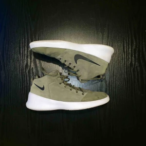  - Nike Hyperfresh Olive Green. Säljes pga att jag aldrig använder dom. Använda max en handfull gånger. Storlek 44.5. Skick 8 / 10. Ord pris: 1099kr.