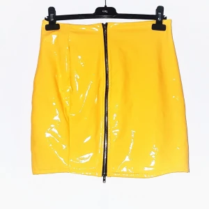  - Gul vinylkjol, del av set. Crop top finns i en annan annons! 