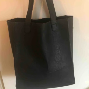  - Fin väska från Åhléns, köpt i somras och finns fortfarande att köpa i butik för 400 kr. Modellen går att ha runt axeln och bära som en kasse i handen. 